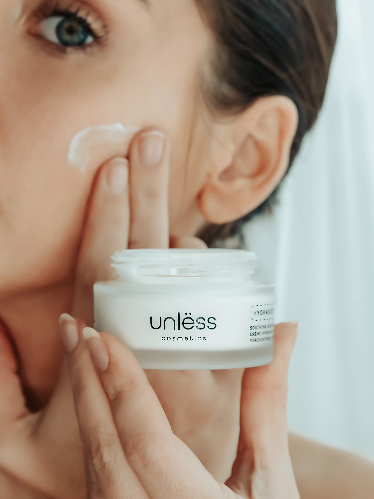 Application de la crème hydrasoothe sur visage, Unlëss Cosmetics, 100/100 YUKA
