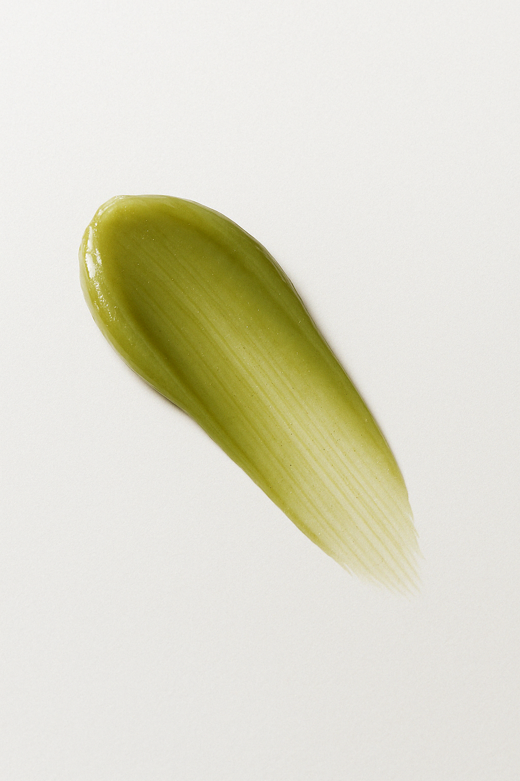 Texture verte du nettoyant Detoxclean au Matcha d’Unlëss Cosmetics sur fond blanc.