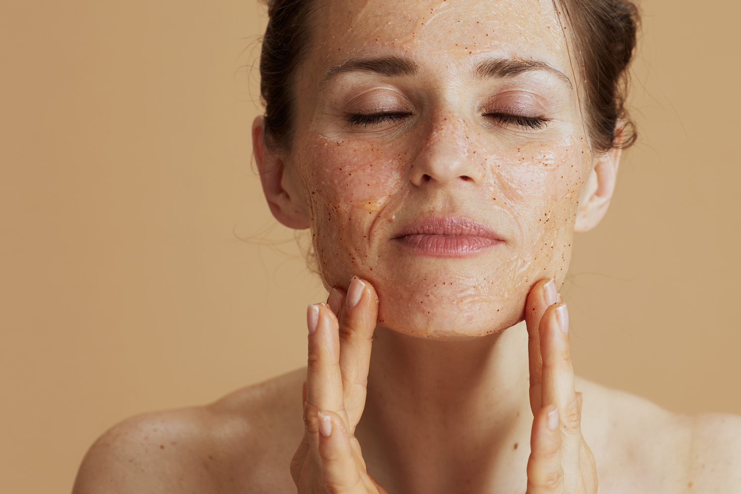 Exfolier sa peau tous les jours : pourquoi est-ce une erreur ?