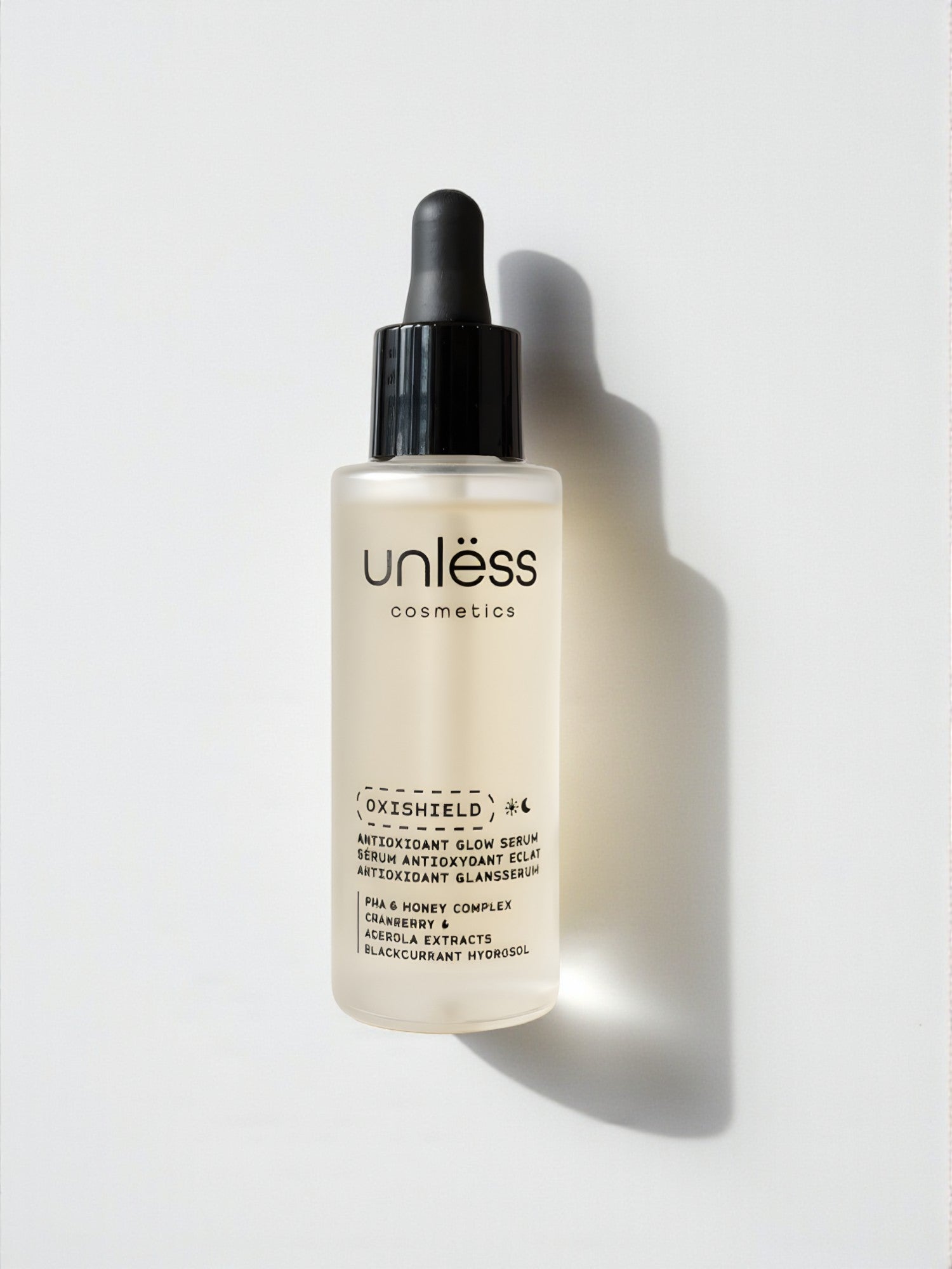 Flacon du sérum OxiShield d’Unlëss Cosmetics posé sur fond blanc avec son ombre projetée.