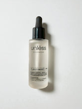 Flacon du sérum ClarityBoost d’Unlëss Cosmetics posé sur fond blanc avec son ombre projetée.